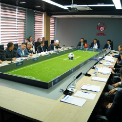 Президент КФС Камчыбек Ташиев встретился с руководителями клубов Премьер-лиги