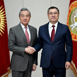 Садыр Жапаров Кытайдын Тышкы иштер министри Ван Ини кабыл алды
