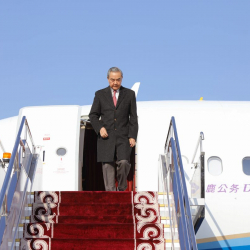 Кыргызстанга Кытайдын тышкы иштер министри Ван И расмий сапар менен келди