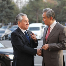 Главы МИД КР и КНР подчеркнули активизацию сотрудничества между двумя странами