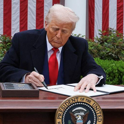 Президент США подписал законопроект об обнародовании засекреченных файлов Эпштейна