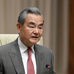 Кытайдын Тышкы иштер министри Ван Инин кытайлык жарандарга эскертүү берилгенин айтты