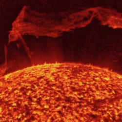 От Солнца оторвался гигантский протуберанец