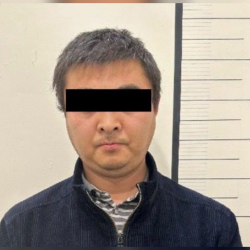 Өзүн УКМКнын кызматкеримин деп жарандын 3 млн сомун ээлеп алган шектүү кармалды