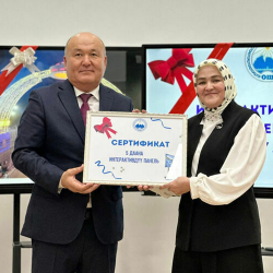 Оштогу мектептерге президенттин атынан 62 интерактивдүү панел тапшырылды