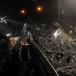 ВИДЕО - Сүлүктүдө шахта урап, куткаруучулар төрт кишини чыгарды