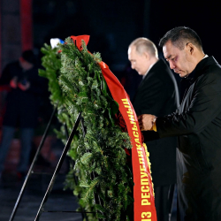Садыр Жапаров и Владимир Путин возложили венки к Вечному огню в Бишкеке