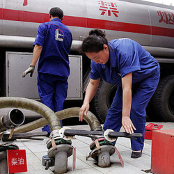 Кытайда бензин менен дизель арзандады