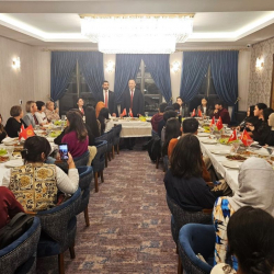 Түркияда элчи кыргыз жарандары менен жолугуп, шайлоого катышуунун жол-жоболорун түшүндүрдү