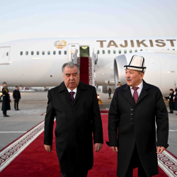 Тажикстандын президенти Рахмон Кыргызстанга келди
