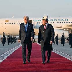 Казак президенти Токаев Кыргызстанга келди