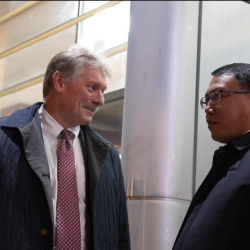 Песков кыргызстандык мигранттардын көйгөйлөрү боюнча комментарий берди