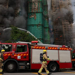 Число погибших при пожаре в Гонконге увеличилось до 44 человек