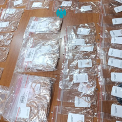 Оштун аэропортунда жүргүнчүдөн 13,9 млн сомдук алтын уюмдар аныкталды