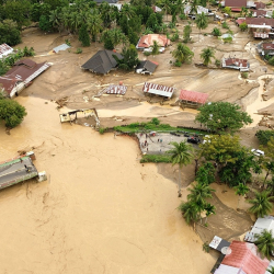 Число жертв наводнений и оползней в Индонезии возросло до 604 человек