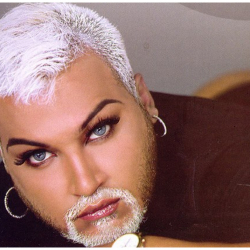 Кыргыздын тойлорунда 30 жылдан ашуун тынымсыз коюлуп келе жаткан ырлардын бирин ЛГБТ өкүлү аткарат