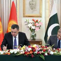 Садыр Жапаров менен Пакистандын Премьер-министри Шахбаз Шарифтин сүйлөшүүлөрүнүн жыйынтыгында бир катар эки тараптуу документтерге кол коюлду