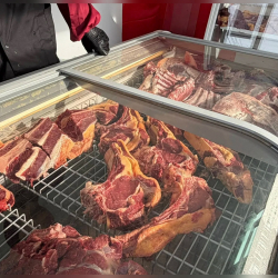 Ош базарынын кире беришинде арзан баада эт саткан дүкөн ачылды