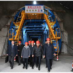 Председатель Кабинета Министров Адылбек Касымалиев ознакомился с ходом строительства тоннеля на участке железной дороги «Китай – Кыргызстан – Узбекистан»