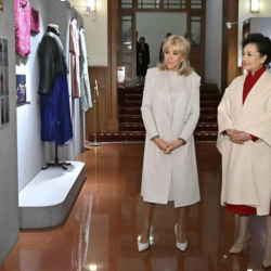 Пэн Лиюань и Брижит Макрон посетили Пекинский народный художественный театр