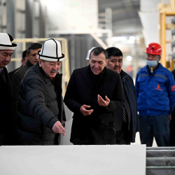 Адылбек Касымалиев Жалал-Абад облусунда гипсокартон чыгаруучу заводдун ачылыш аземине катышты