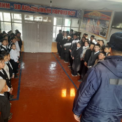 Чоң-Алайда милициянын көчмө кабылдамасы окуучуларга түшүндүрүү иштерин жүргүздү