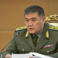 Ташиев коррупцияга айыпталган министр менен бир столдо отуруп, ыңгайсыз болгонун айтты