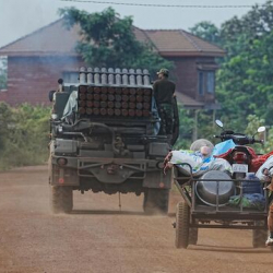 Камбоджа чек арага танктарды жана артиллерияны жайгаштырды
