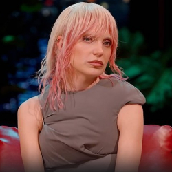 Сменившая имидж Глюкоза опубликовала фото в микроюбке