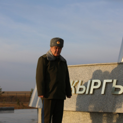 Ташиев Кыргызстан–Өзбекстан–Тажикстан мамлекеттик чек аралары бириккен аймакта орнотулган стеллага барды