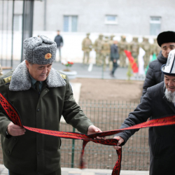 Ташиев передал пограничникам 64 служебные квартиры и проверил условия службы на заставе «Жаны-Жер» в Баткенской област