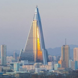 Арбактар байырлаган асман тиреген Рюгён отели, сырты кооз, ичи ээн калган доордун эстелиги