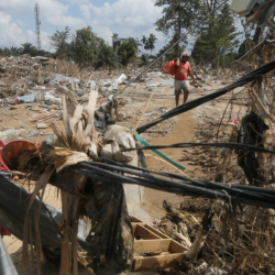 Число жертв стихийных бедствий в индонезийской Суматре превысило тысячу