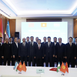 “Кытай-Кыргызстан-Өзбекстан” темир жолун куруу долбоорун каржылоо үчүн насыялык макулдашууга кол коюу аземи болуп өттү