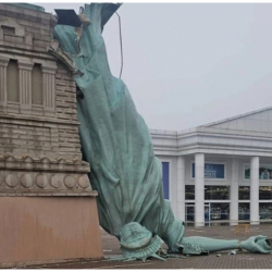 Эркиндик статуясы кулады