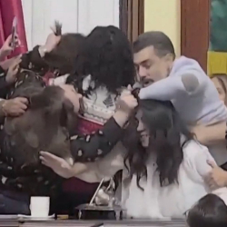 В конгрессе Мехико произошла потасовка между депутатами правящей и оппозиционной партий