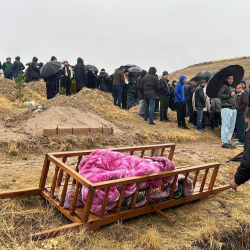 Москва облусунда мектепте каза болгон окуучунун сөөгү Тажикстанда жерге берилди