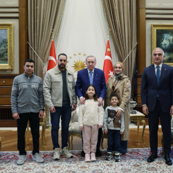 Эрдоган Газадагы Израилдин чабуулунан каза болгон алты жашар Хинд Ражабдын үй-бүлөсү менен жолугушту