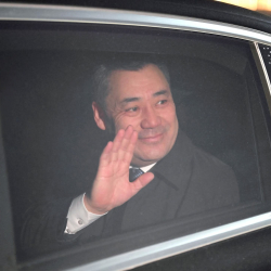 Президентти Японияга кимдер коштоп барды?