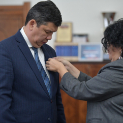 Мэра Айбека Джунушалиева наградили нагрудным знаком «Отличник архивной службы»