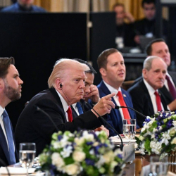 Трамп Байден учурунда дайындалган ондогон элчилерди кызматтан чакыртып алууда