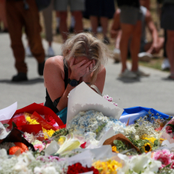 Тысячи людей в Австралии почтили память жертв стрельбы на пляже Бонди