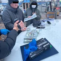 УКМК: 90 миң АКШ доллары өлчөмүндө накталай акча алып жаткан жеринен КР жарандары кармалды