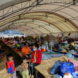 Жители деревень Таиланда добровольно участвуют в ночном патрулировании на фоне конфликта с Камбоджей