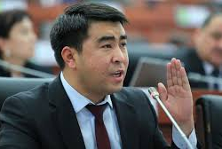 Жанар Акаев кытайлык айдоочуларга карата нааразычылыгын айтты