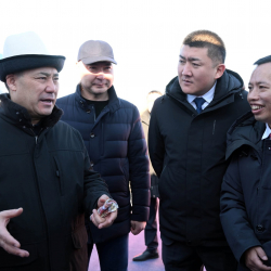 Президент Садыр Жапаров Кеминде курулуп жаткан цемент заводун көрүп чыкты