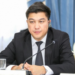 Мурдагы министр Бактияр Орозов айдоочулук күбөлүгүнөн бир жылга ажыратылды