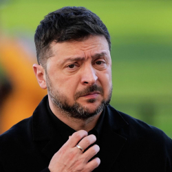 Украиндер Зеленскийди коррупцияга шектүү катары жоопкерчиликке тартылуусун каалашат