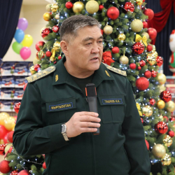 Сүрөт - Камчыбек Ташиев мектептин оңдоп-түзөөдөн өткөн бөлүгүн көрүп чыкты