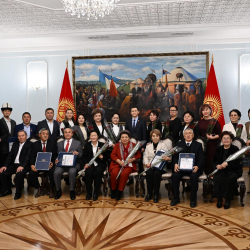 Чынгыз Ажибаев вручил Почетные грамоты Жогорку Кенеша работникам сфер здравоохранения, образования и культуры